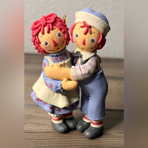 Hallmark Keepsake NEW 2004 “Holiday Hug” Raggedy Ann & Andy Christmas Ornament - Picture 3 of 10
